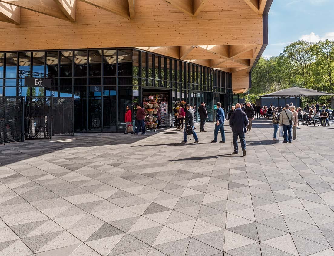 DEDALE hexagonale bestrating op een openbaar plein